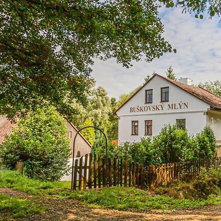 Buskovsky Mlyn 1580 Hotel Dolní Bousov Buitenkant foto
