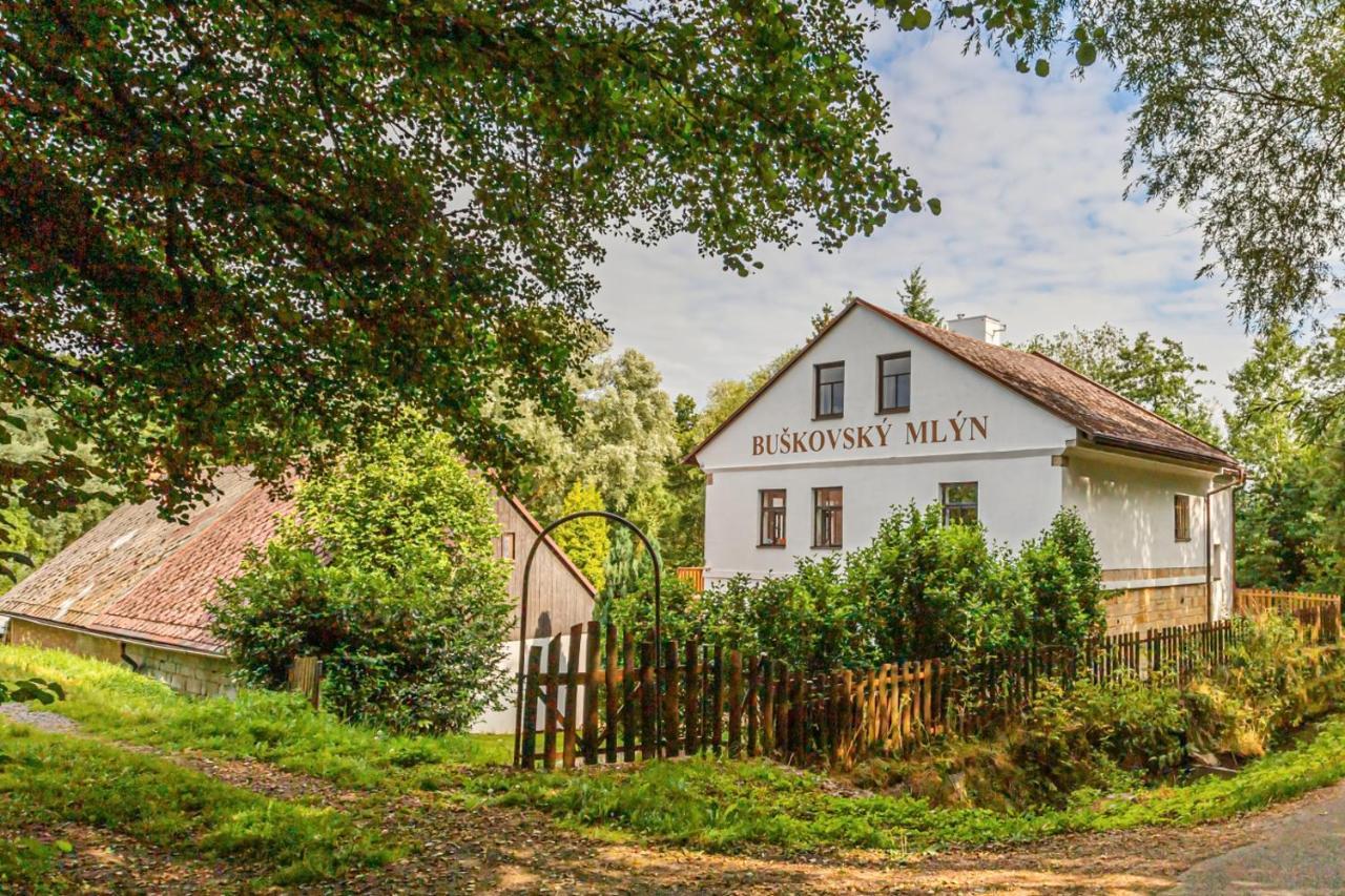 Buskovsky Mlyn 1580 Hotel Dolní Bousov Buitenkant foto