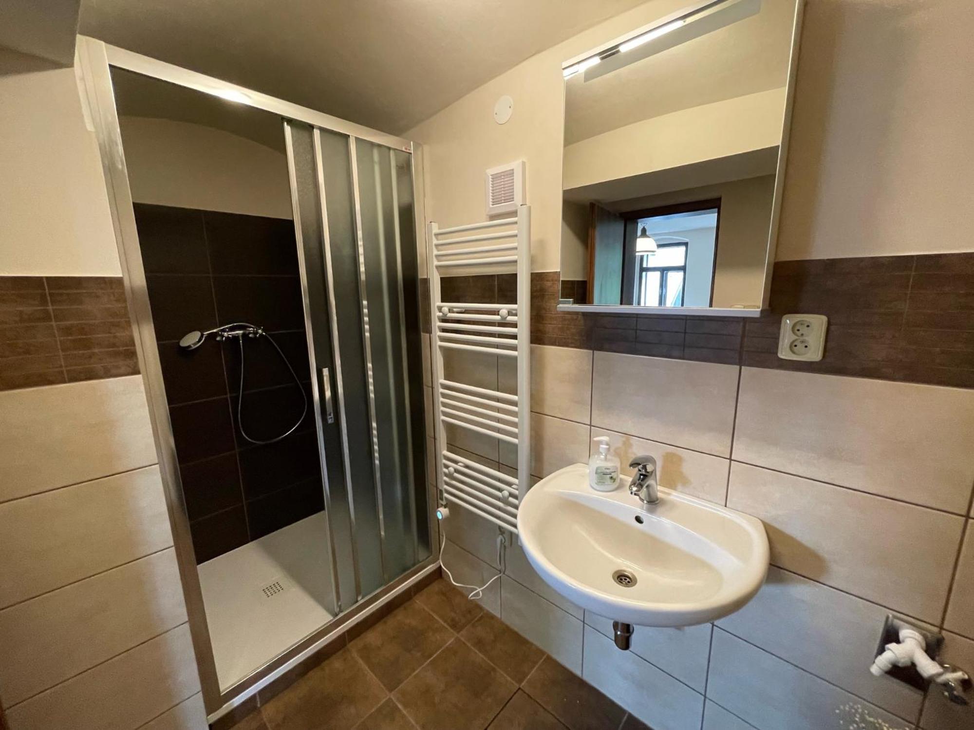 Buskovsky Mlyn 1580 Hotel Dolní Bousov Kamer foto